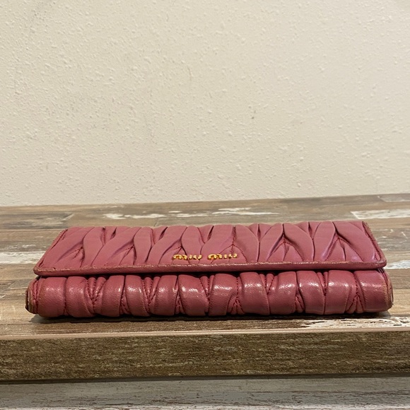 Miu Miu Quilted Matelassé Leather Wallet in Pink with Gold Logo - Picture 9 of 14